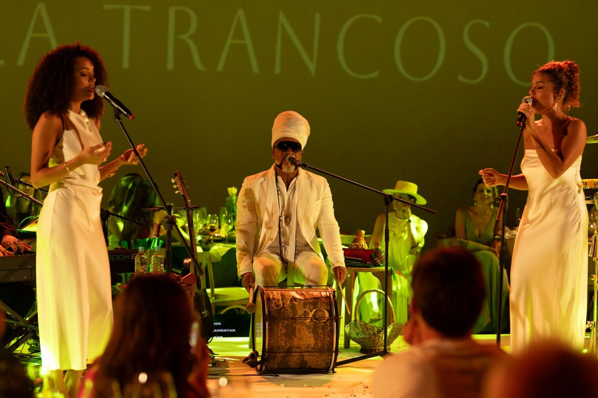 Carlinhos Brown e suas filhas, Cecília e Clara Buarque, emocionam em apresentação inédita no Gala Trancoso!