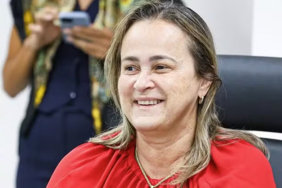 Carro de prefeita de Livramento de Nossa Senhora é alvo de tiros na Bahia 