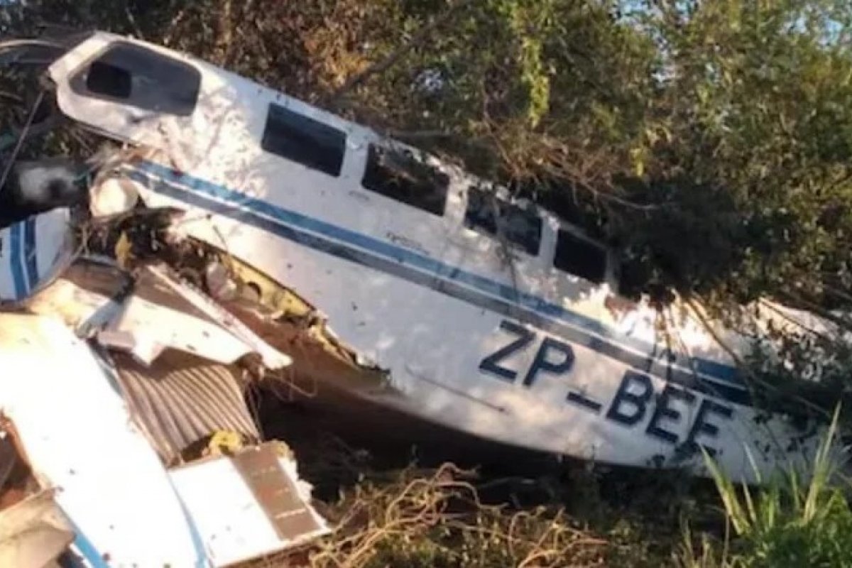Avião com milhões de dólares e reais cai no Paraguai; dinheiro é saqueado Avião com milhões de dólares e reais cai no Paraguai; dinheiro é saqueado