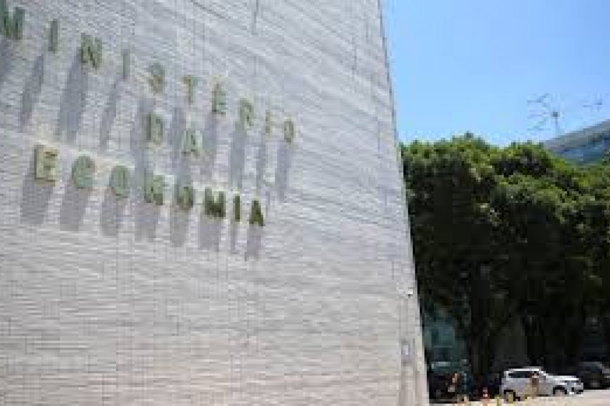 Guedes solicita reformas para controlar crise