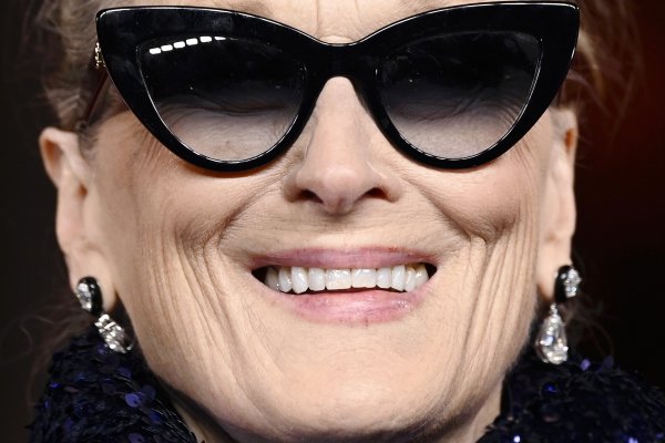 [Meryl Streep usa joias da marca brasileira Sauer na première de O Diabo Veste Prada 2 em Londres! ]