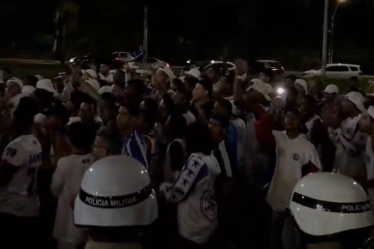 Organizada do Bahia protesta após derrota para o Remo na Fonte Nova