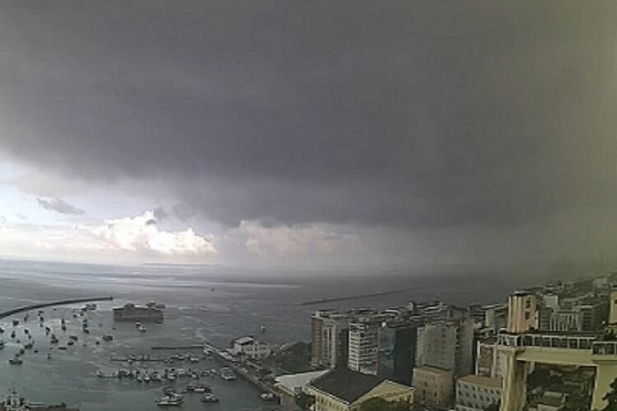 Salvador e outras 193 cidades baianas estão sob alerta amarelo ou laranja de chuvas