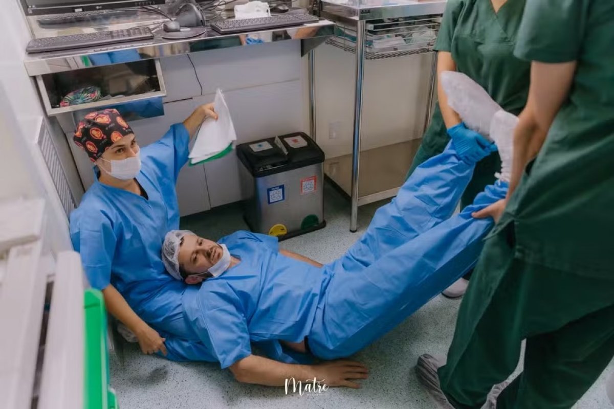 Vídeo: Pai desmaia durante nascimento da filha e cena viraliza nas redes