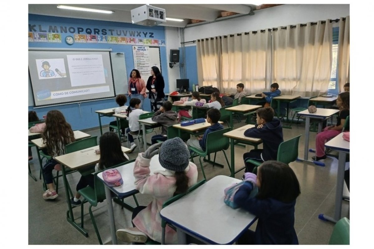 Projeto voluntário de jornalistas em escolas aproxima crianças e adolescentes do mundo das notícias! 