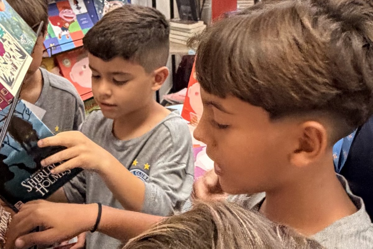 Empresa leva crianças-atletas e lideranças comunitárias para Bienal do Livro!