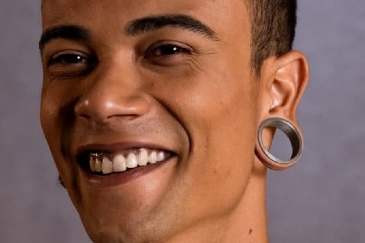 Conheça o baiano Felipe Barros, compositor de duas faixas do novo EP de Anitta! 