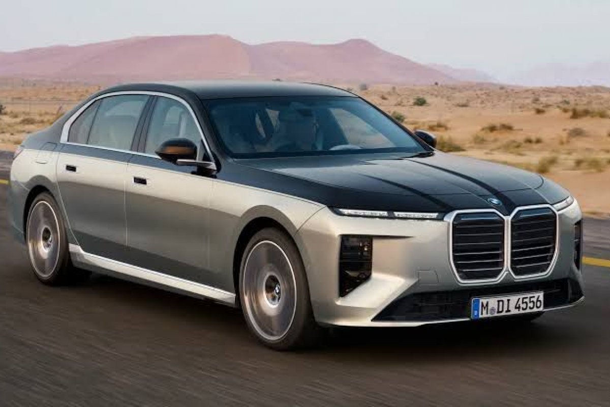 BMW i7 2027 perde visual polêmico mas continua muito luxuoso