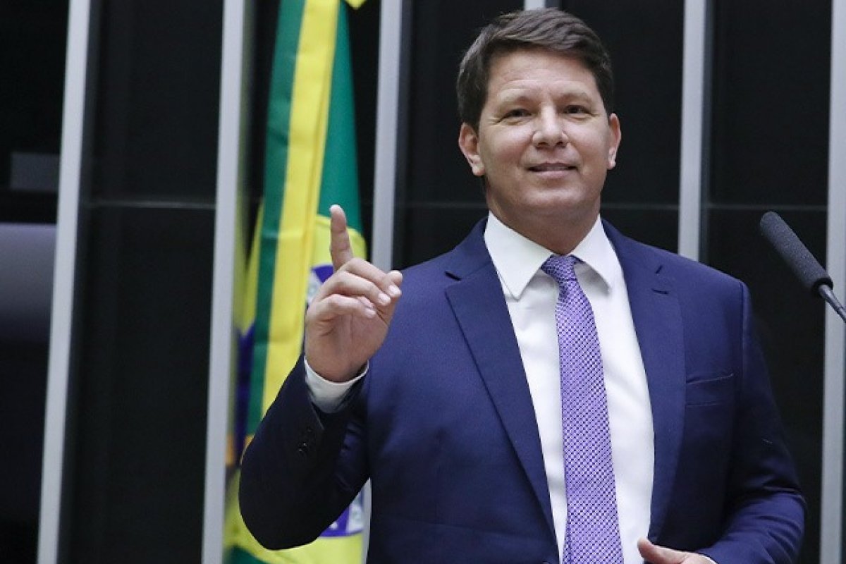 STF intima Câmara dos Deputados para que informe endereços de Mario Farias 