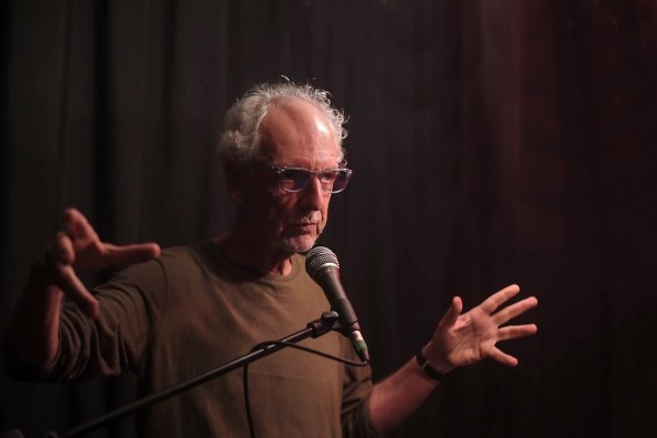 [Radicado em solo carioca desde os anos 90, poeta e escritor baiano José Enrique Barreiro chega em Salvador com monólogo de sua autoria! ]