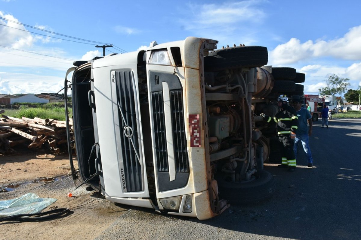 Caminhão carregado de eucalipto tomba em Vitória da Conquista, no sudoeste da Bahia