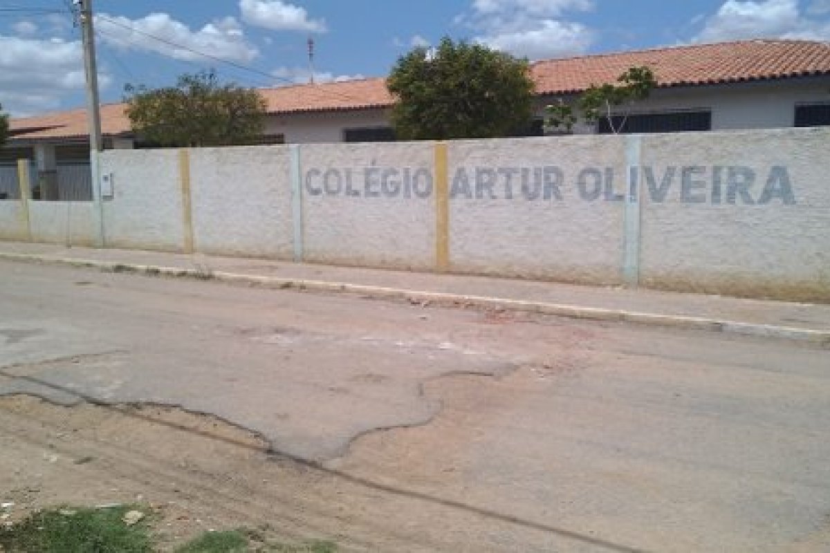 Professor é afastado após ficar nu em sala de aula na Bahia