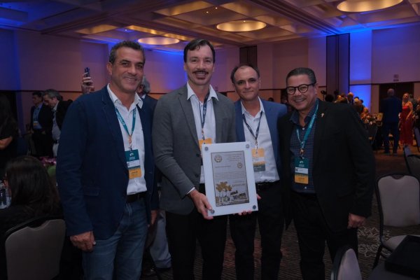 [Bahia Associação recebe prêmio com Placa Ouro de 