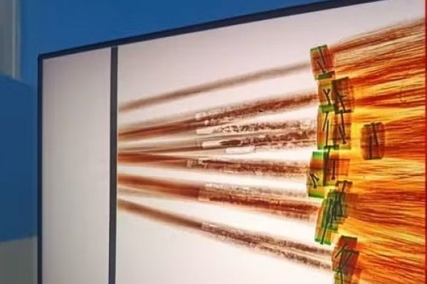 [Mulher é presa ao tentar entrar em presídio com drogas escondidas em vassouras ]