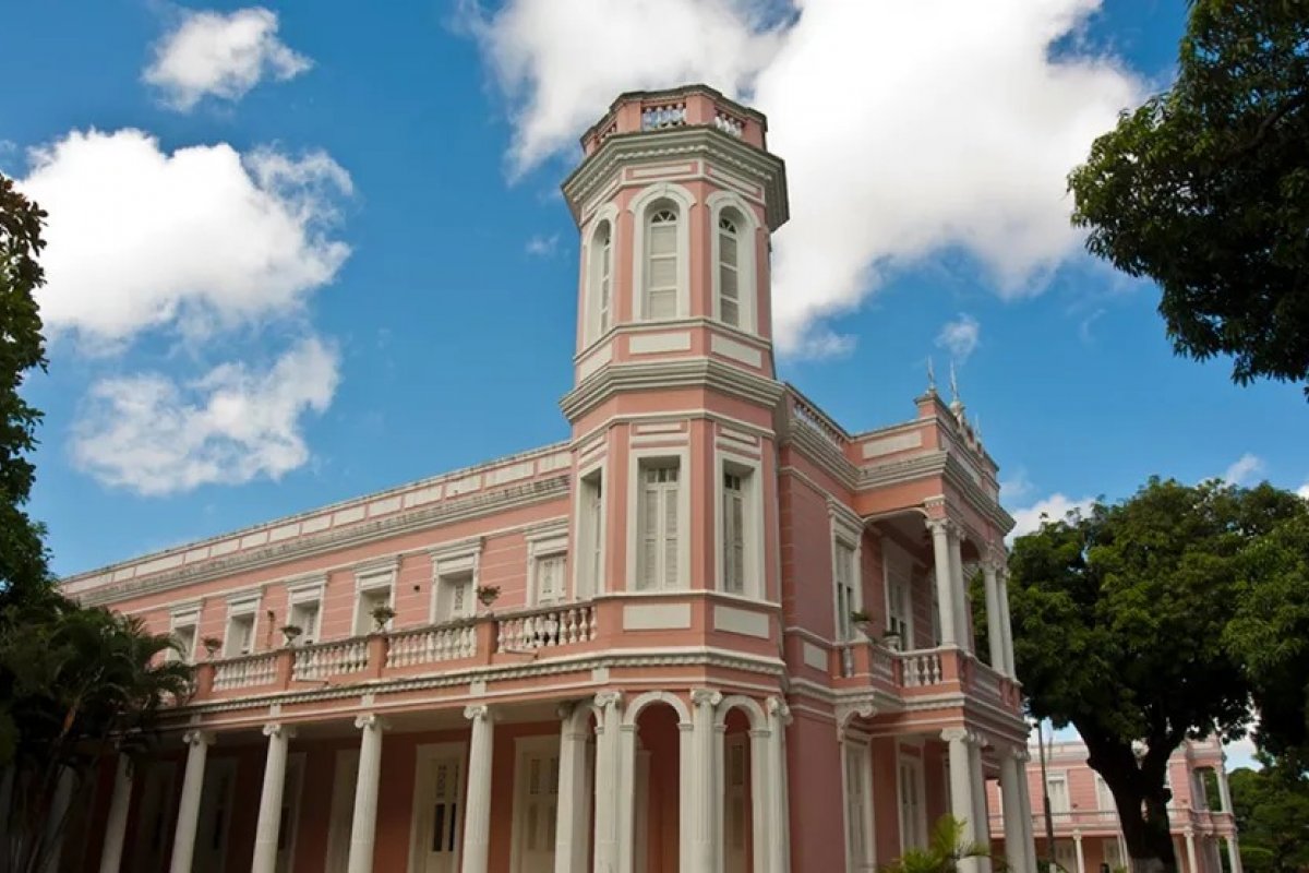 Após investigação, universidade federal demite professora e servidor por assédio sexual