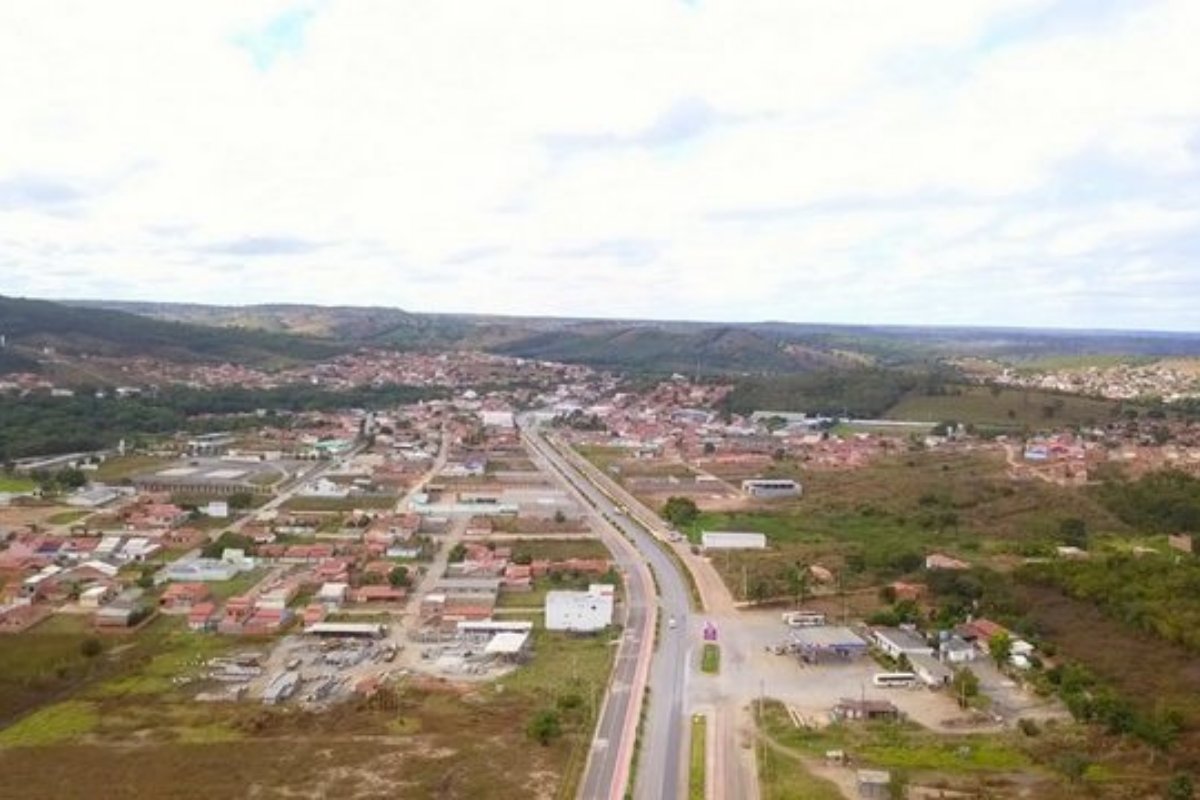 Homem é preso acusado de tentar matar companheira a facadas na Bahia