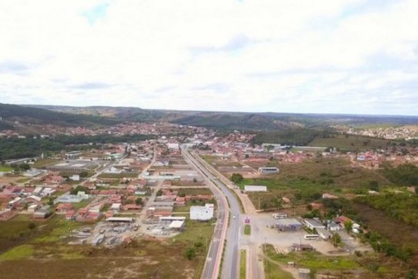 [Homem é preso acusado de tentar matar companheira a facadas na Bahia ]