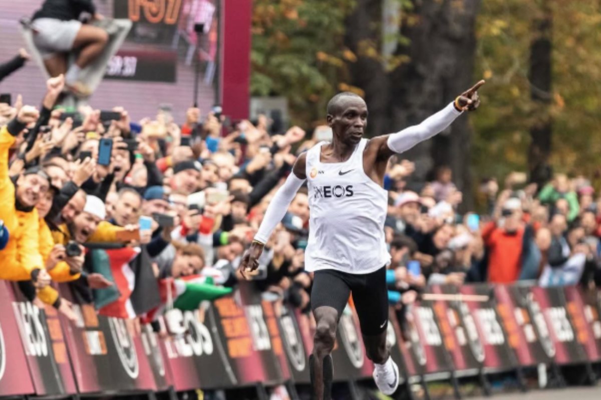 Queniano se torna primeiro atleta a correr maratona abaixo de 2 horas Queniano se torna primeiro atleta a correr maratona abaixo de 2 horas