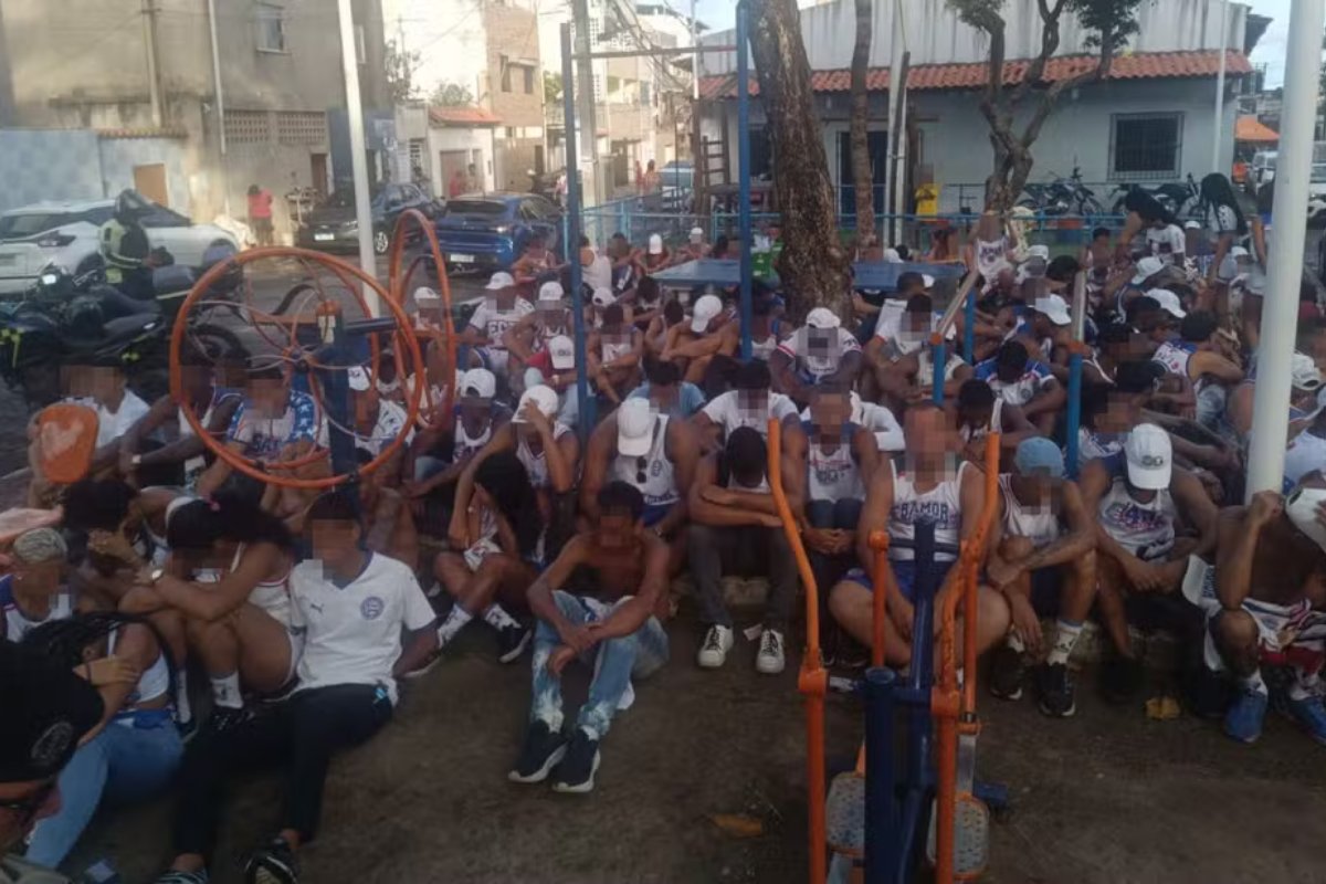 Mais de 70 integrantes da torcida Bamor são detidos com bombas caseiras e facas em Salvador