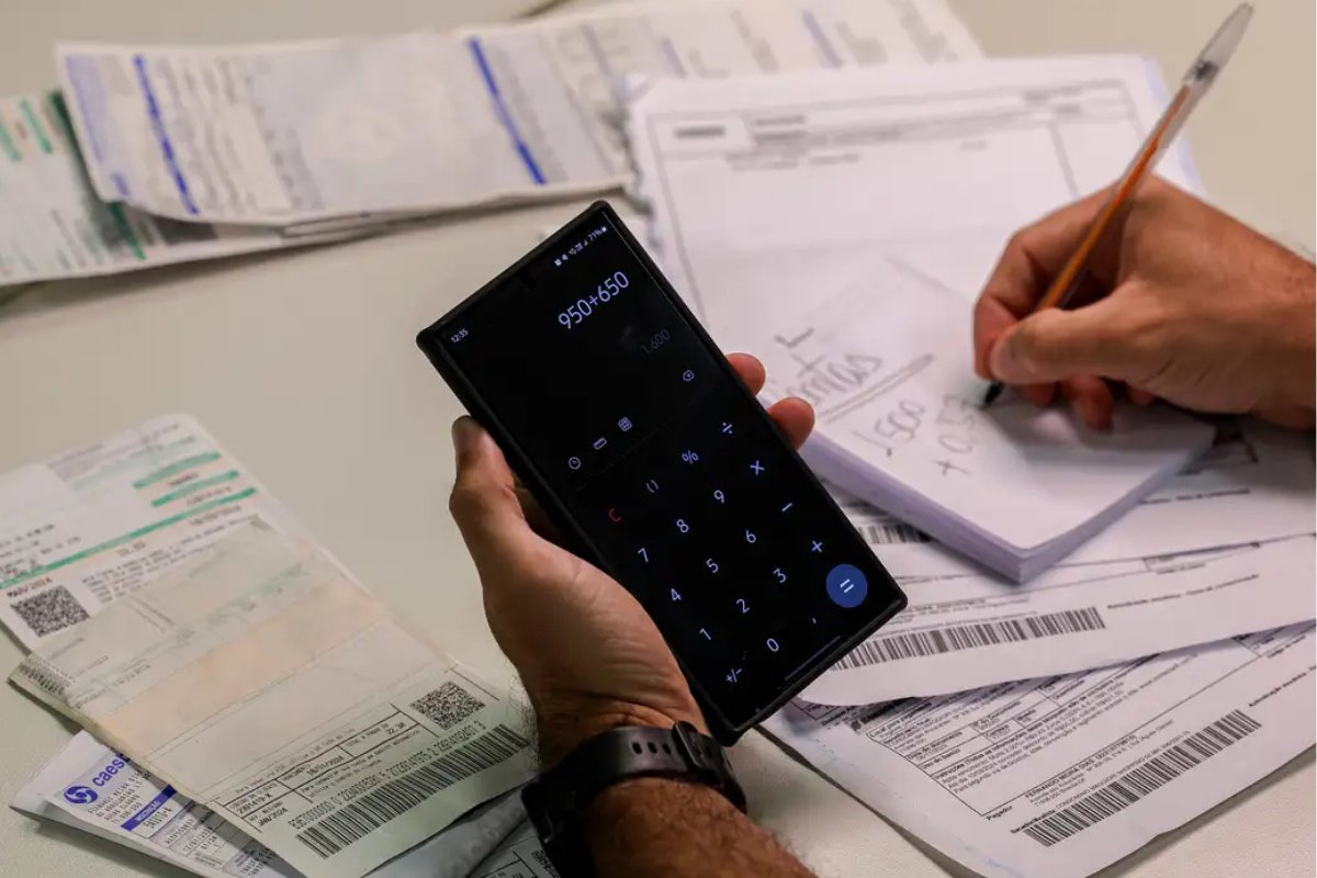 59% dos brasileiros afirmam que a renda é insuficiente para pagar as despesas, diz Datafolha 