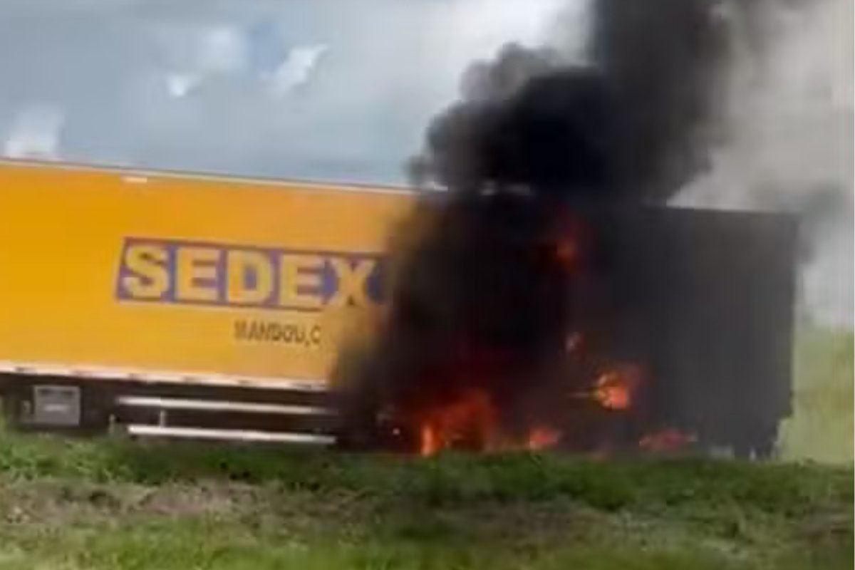 Vídeo:Carreta dos Correios pega fogo na BR-324 e trânsito fica parado por quatro horas 