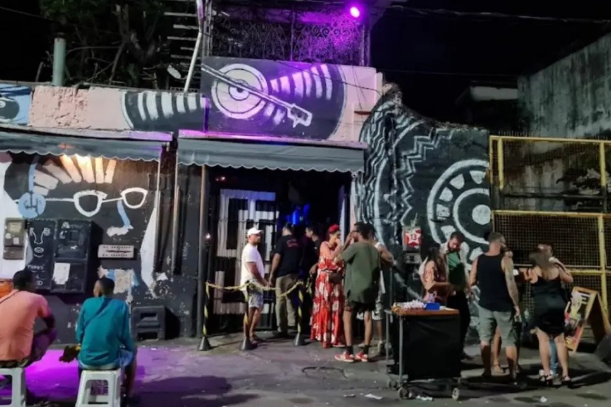 Mulher é presa em flagrante após chamar segurança de casa noturna de 'macaco'