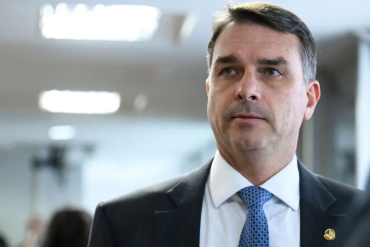Eleições: pesquisa mostra maior migração de eleitores de Zema para Flávio Bolsonaro em cenário de segundo turno