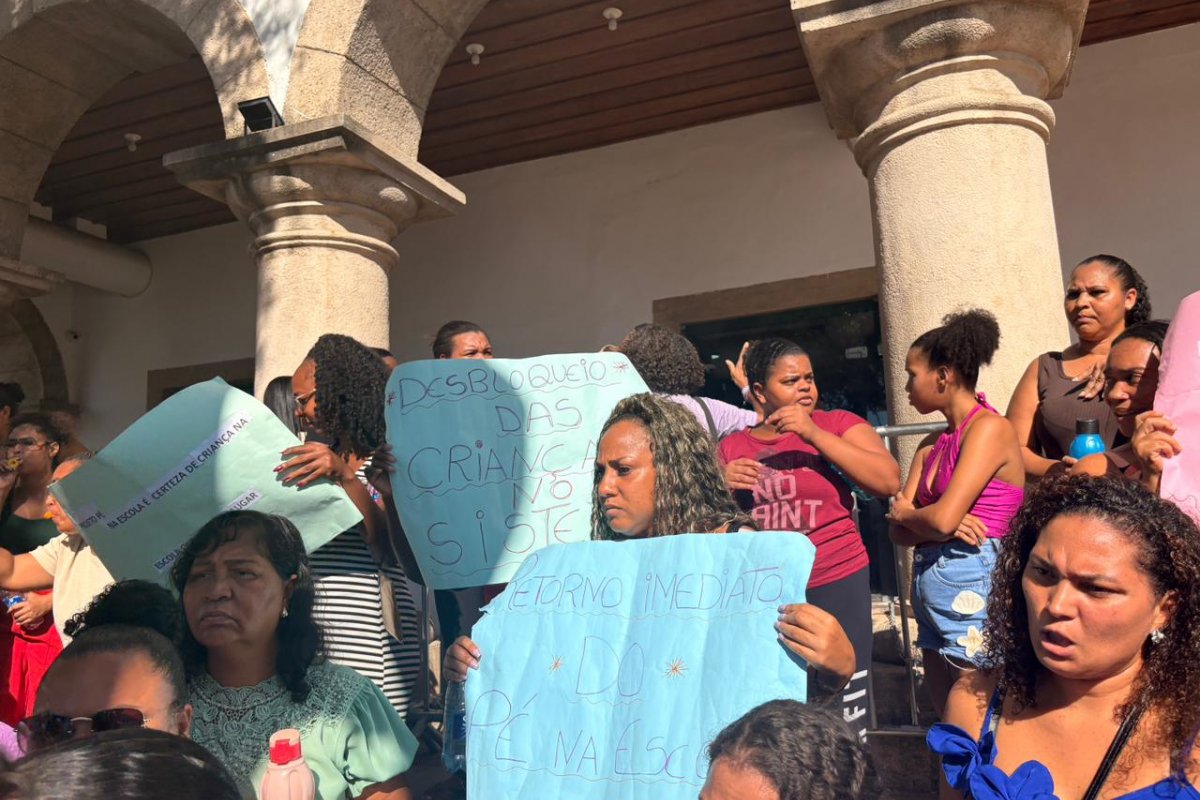 Vídeo: Mães e familiares protestam contra suspensão do 'Pé na Escola' e pedem 'fora Hamilton'