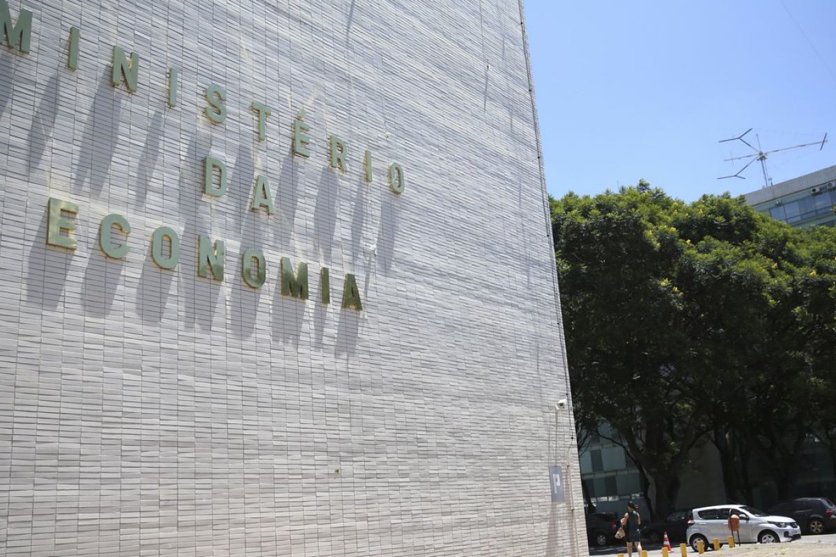 Governo reduz de 2,4% para 2,1% previsão de alta do PIB em 2020