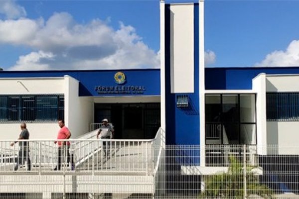 [Homem de 36 anos morre no Fórum Eleitoral de Camaçari após esfaquear agente de segurança ]