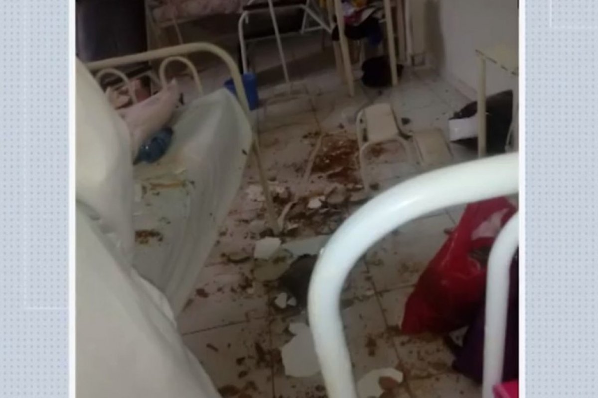 Paciente fica ferido após ser atingido por reboco do teto de hospital