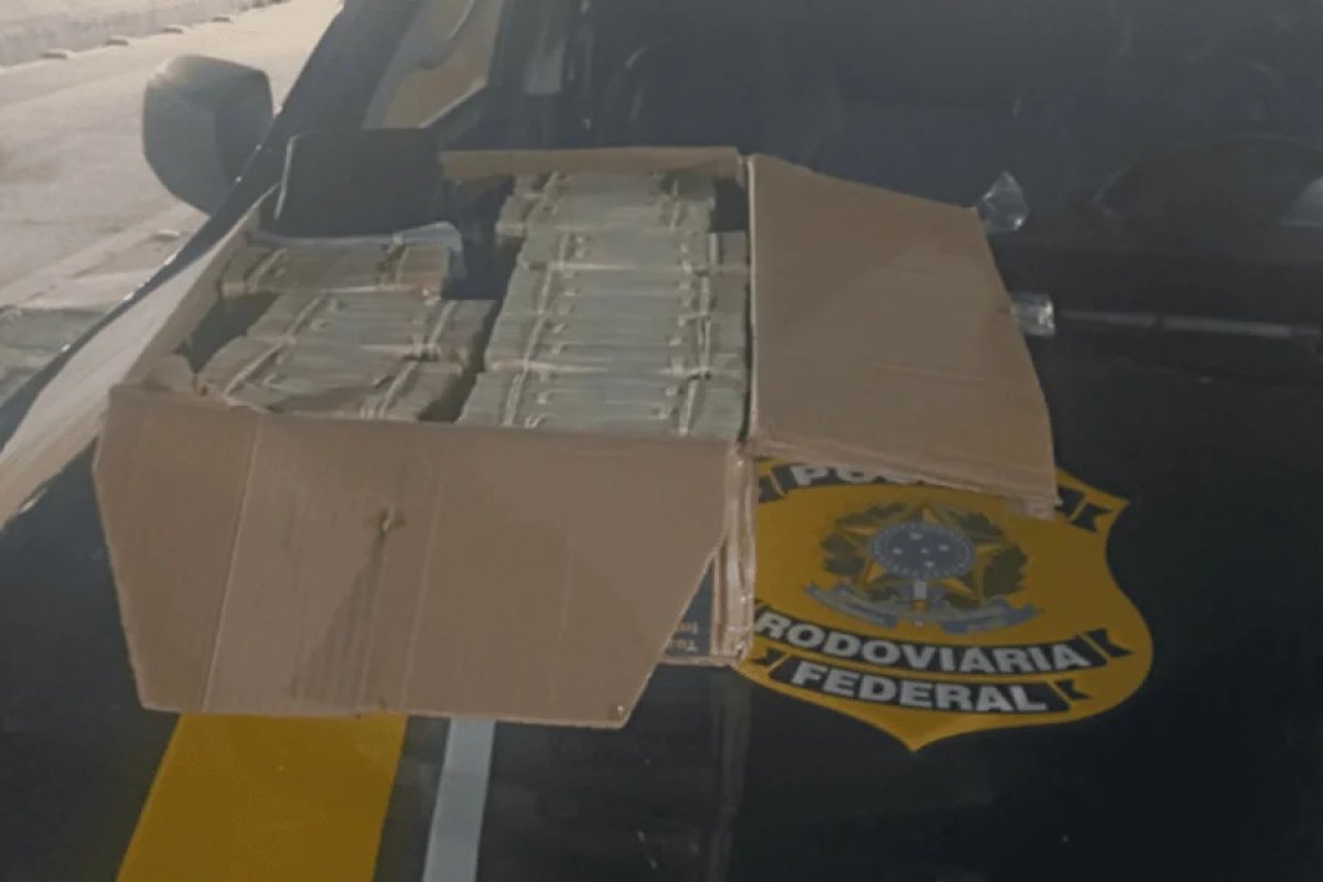 Homem é flagrado com quase R$ 750 mil em carro e diz que pegou dinheiro em reunião de partido político