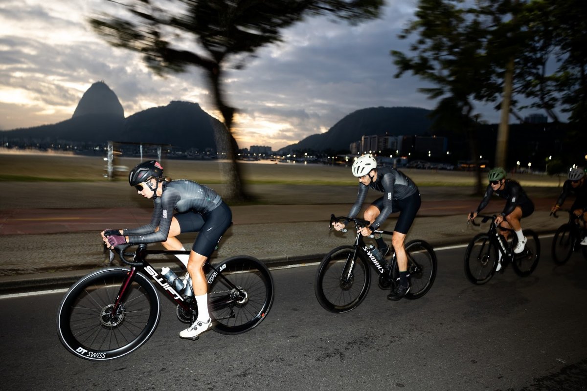 Marca lança capacetes de espírito fashion para ciclistas e condutores de patinetes!