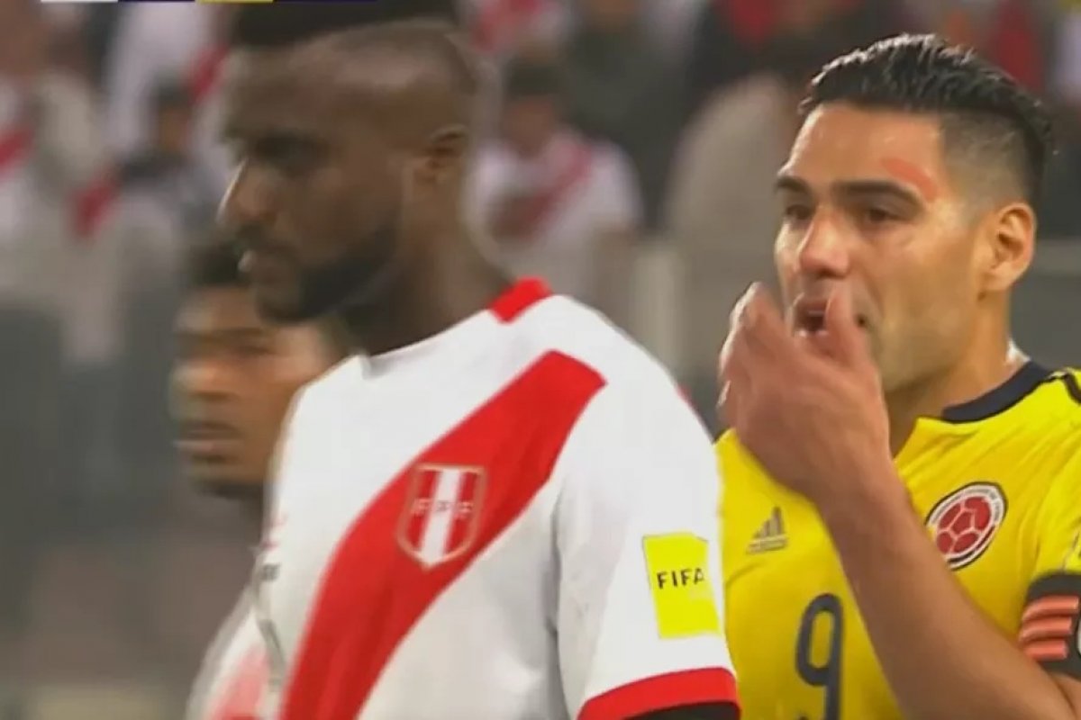 Fifa aprova expulsão para jogador que cobrir a boca durante situação de confronto Fifa aprova expulsão para jogador que cobrir a boca durante situação de confronto