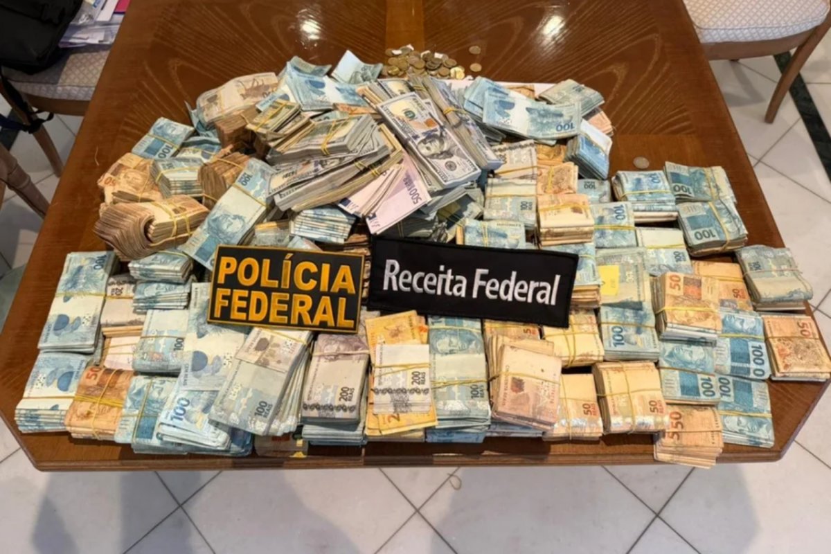 PF apreende R$ 1 milhão em imóvel de auditora da Receita durante operação