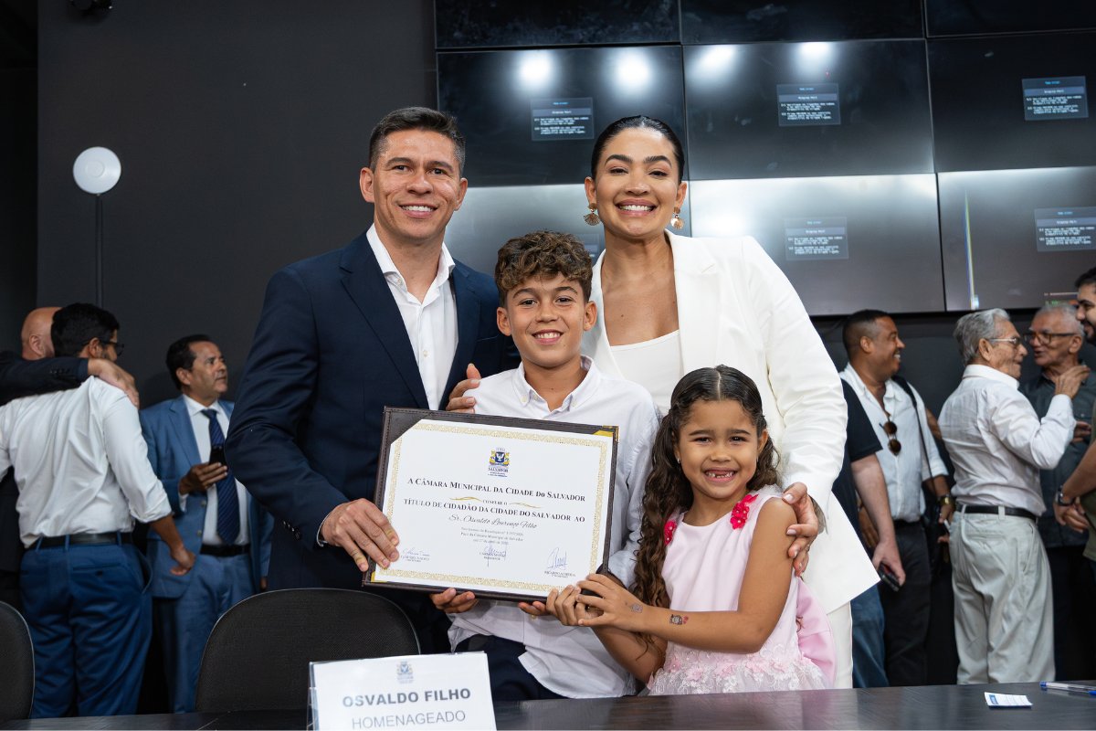 Osvaldo é homenageado em Salvador e mira despedida com título pelo Vitória