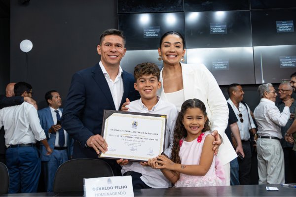 [Osvaldo é homenageado em Salvador e mira despedida com título pelo Vitória]