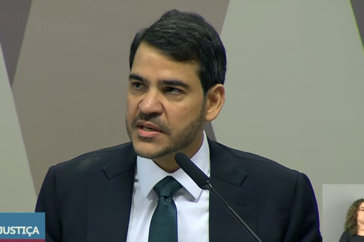 "Ninguém pode ser investigado a vida toda", afirma Jorge Messias sobre inquérito das fake news