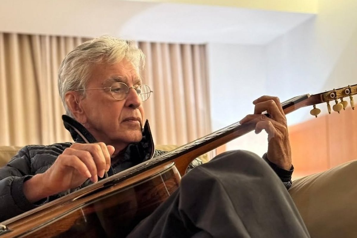 Caetano Veloso reage a fala de senador sobre guerrilha armada: 'me muno apenas do violão, da palavra e da canção'