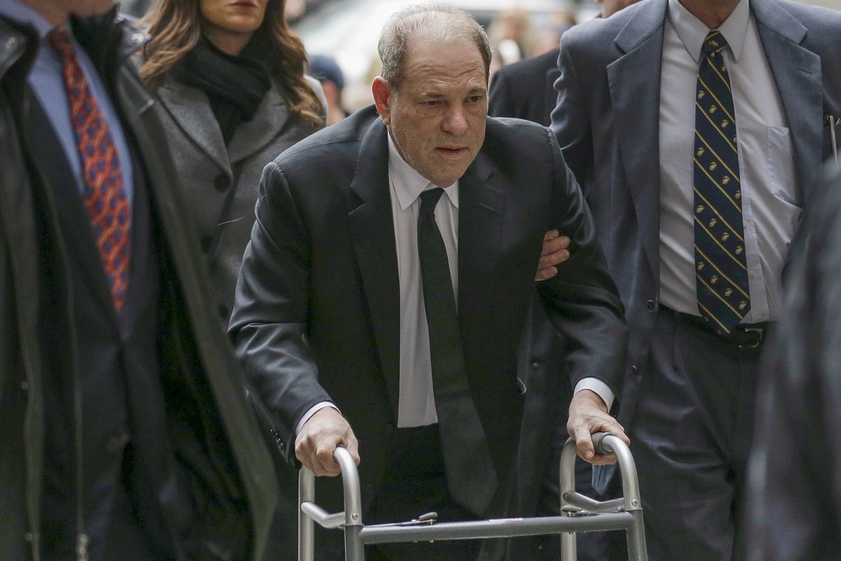 Ex-Produtor Harvey Weinstein é condenado a 23 anos de prisão por estupro
