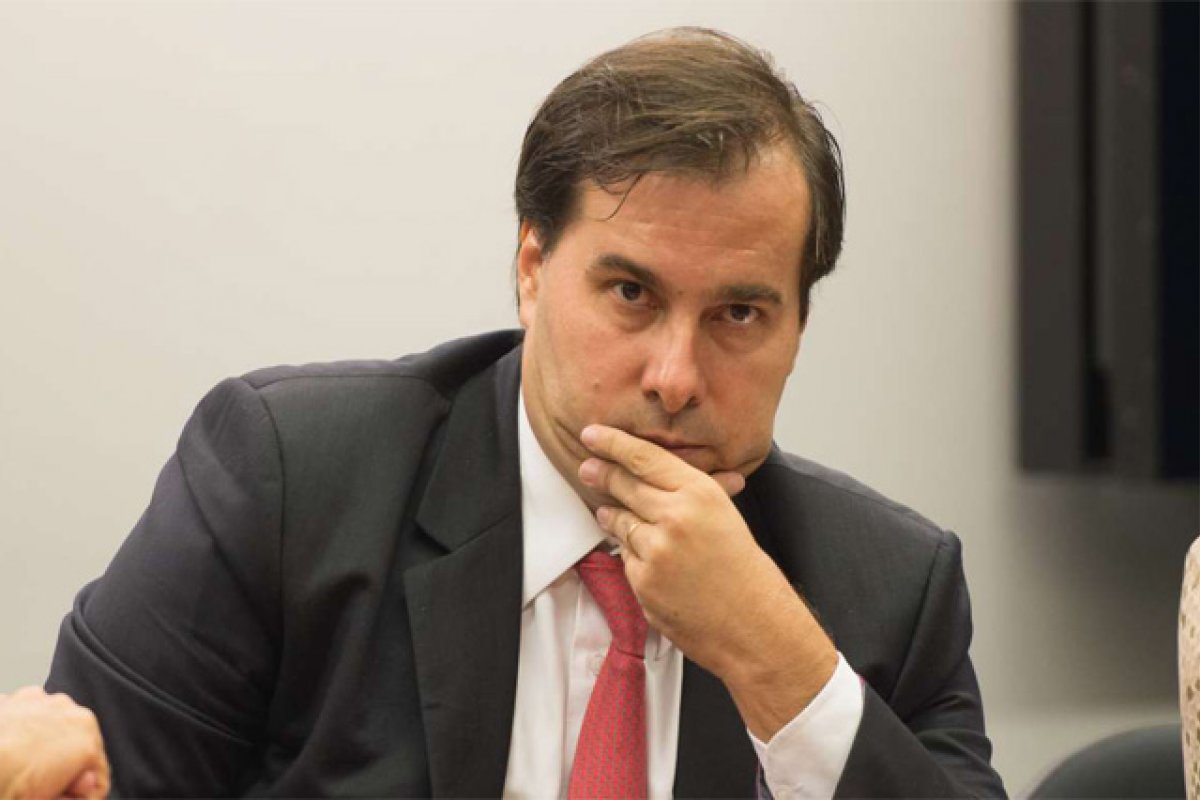 Maia deve anunciar "medidas restritivas" por causa do coronavírus