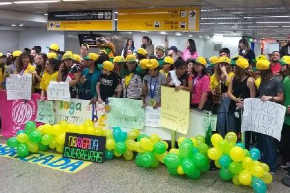 Seleção Feminina desembarca no Brasil após eliminação da Copa 