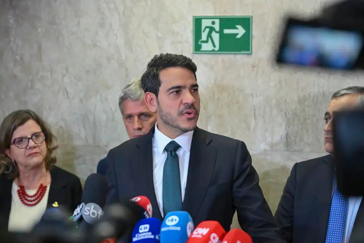  Petistas desconfiam de "traições" da bancada do MDB em votação de Messias no Senado 