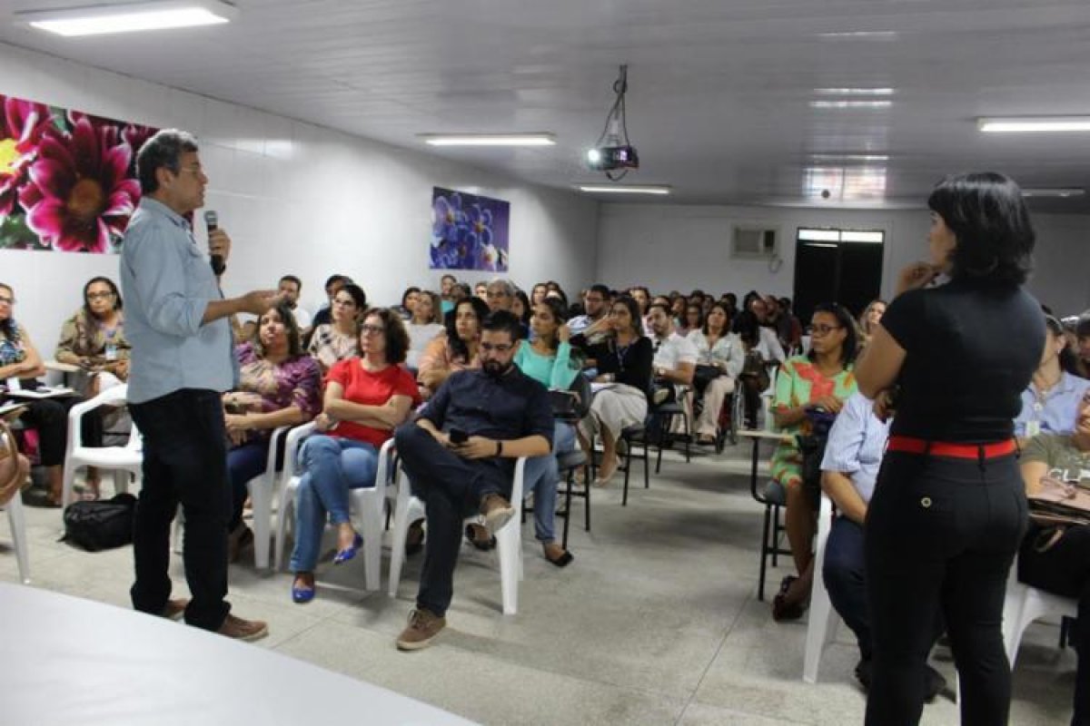 Profissionais de saúde recebem treinamento para lidar com suspeitas de coronavírus