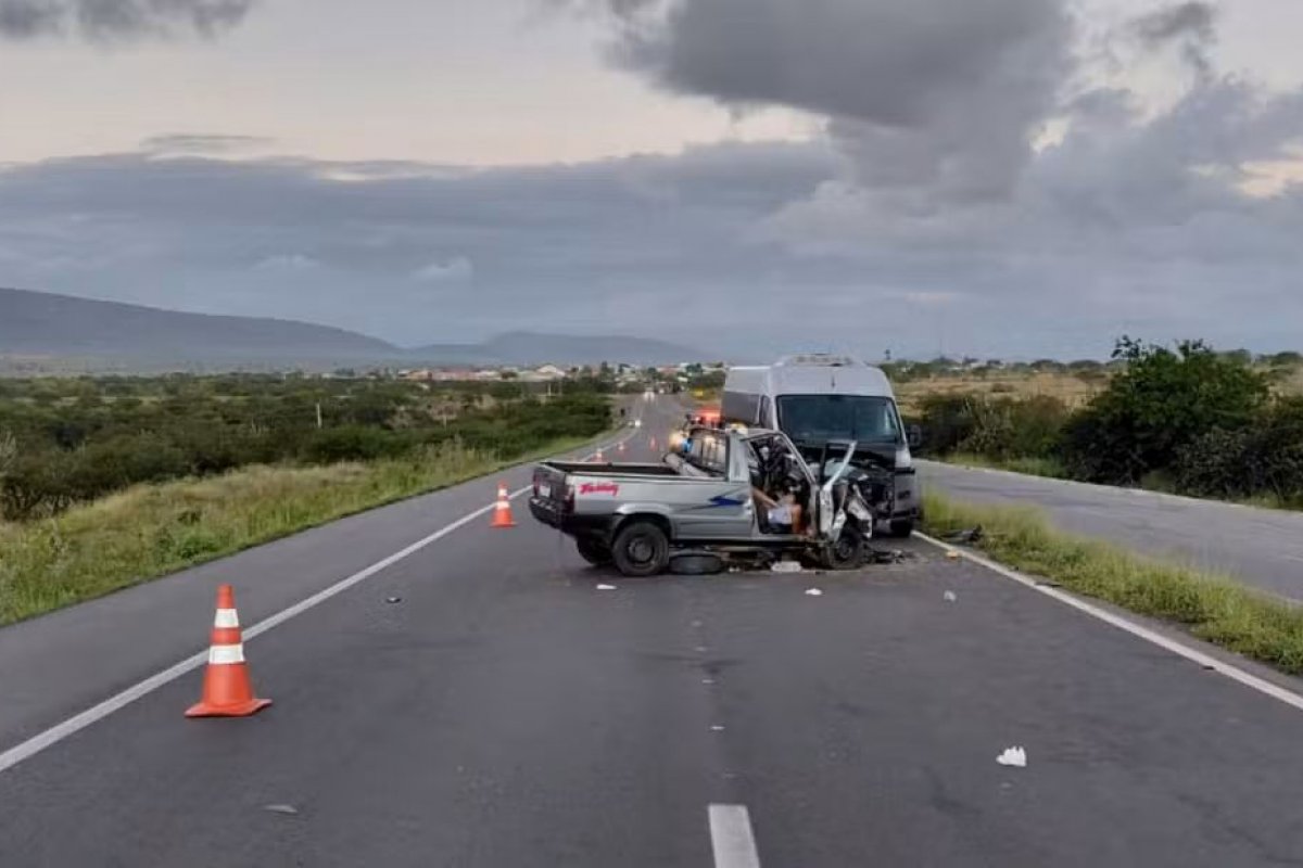 Duas pessoas morrem e quatro ficam ferida após colisão entre van e carro na BR-116, na Bahia