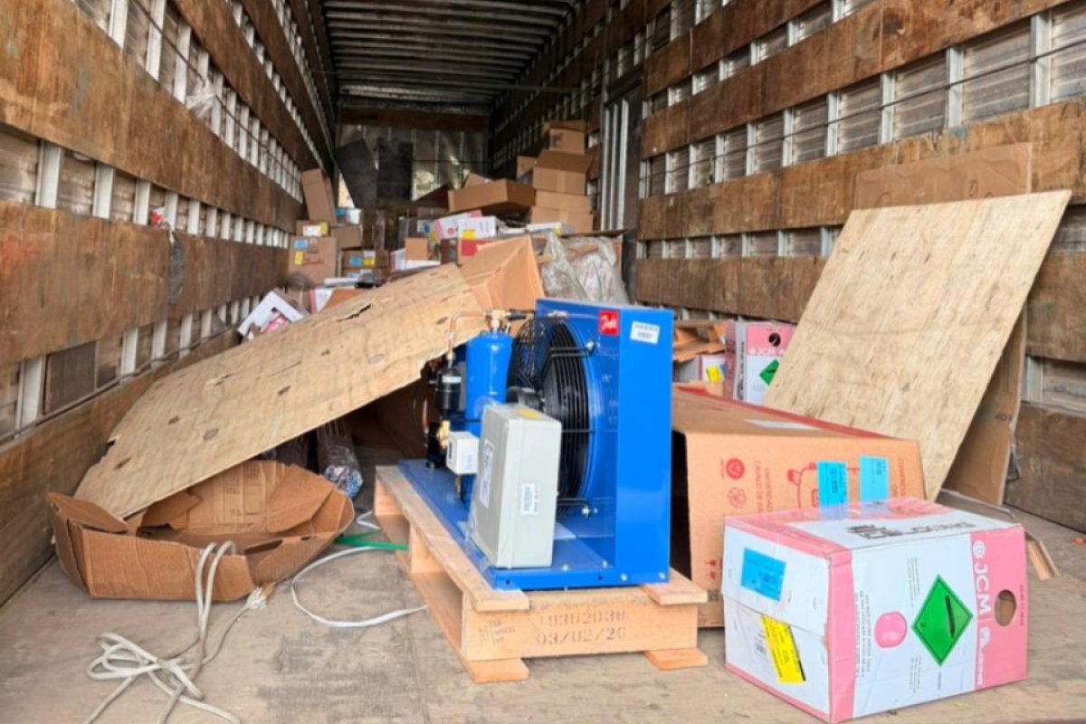 Homem e adolescente são detidos por policiais civis durante roubo de carga de aparelhos de refrigeração avaliada em R$800 mil, em Salvador