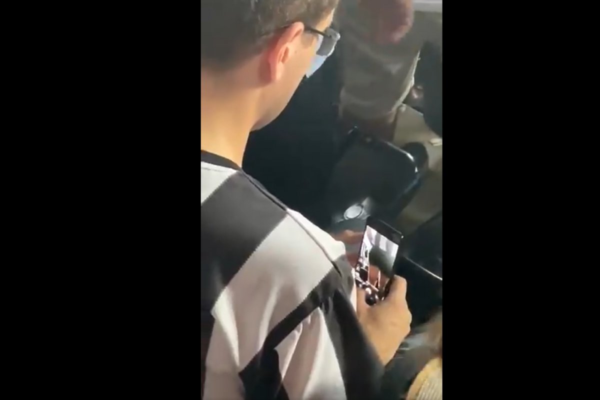 Torcedoras se revoltam após homem filmar mulher durante jogo do Botafogo