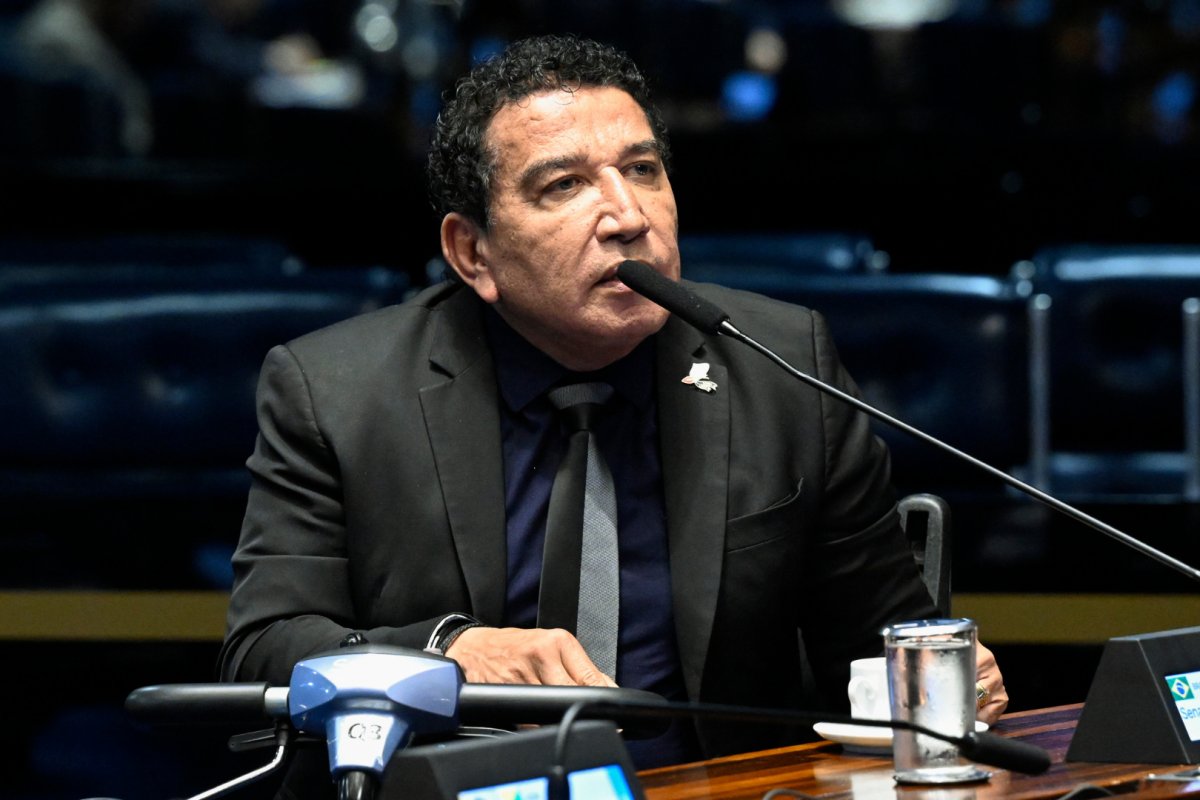 Senador Magno Malta passa mal e é levado para hospital