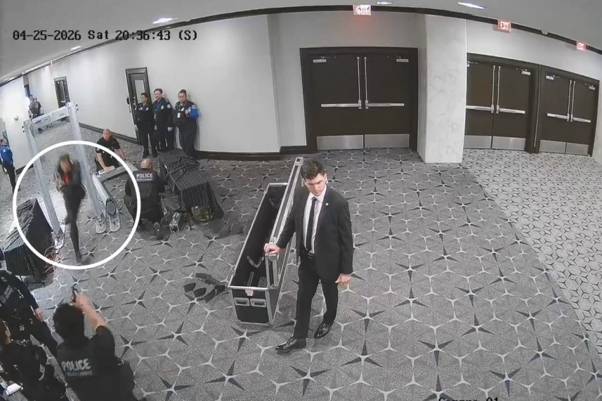 Vídeo: FBI divulga novas imagens de tiroteio durante jantar com Trump nos EUA Vídeo: FBI divulga novas imagens de tiroteio durante jantar com Trump nos EUA