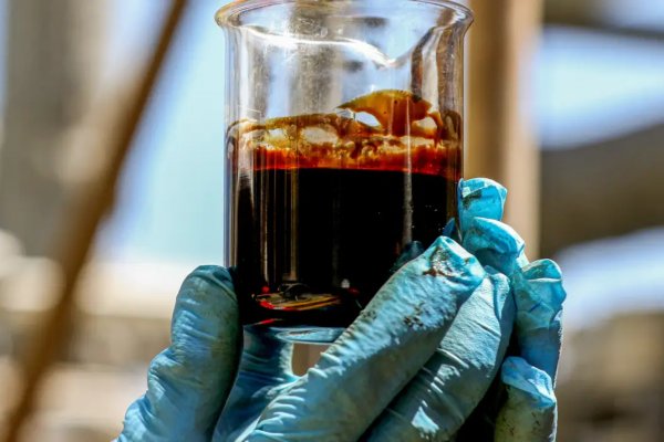 [Preço do petróleo oscila após atingir US$ 112 com novas ameaças entre EUA e Irã]
